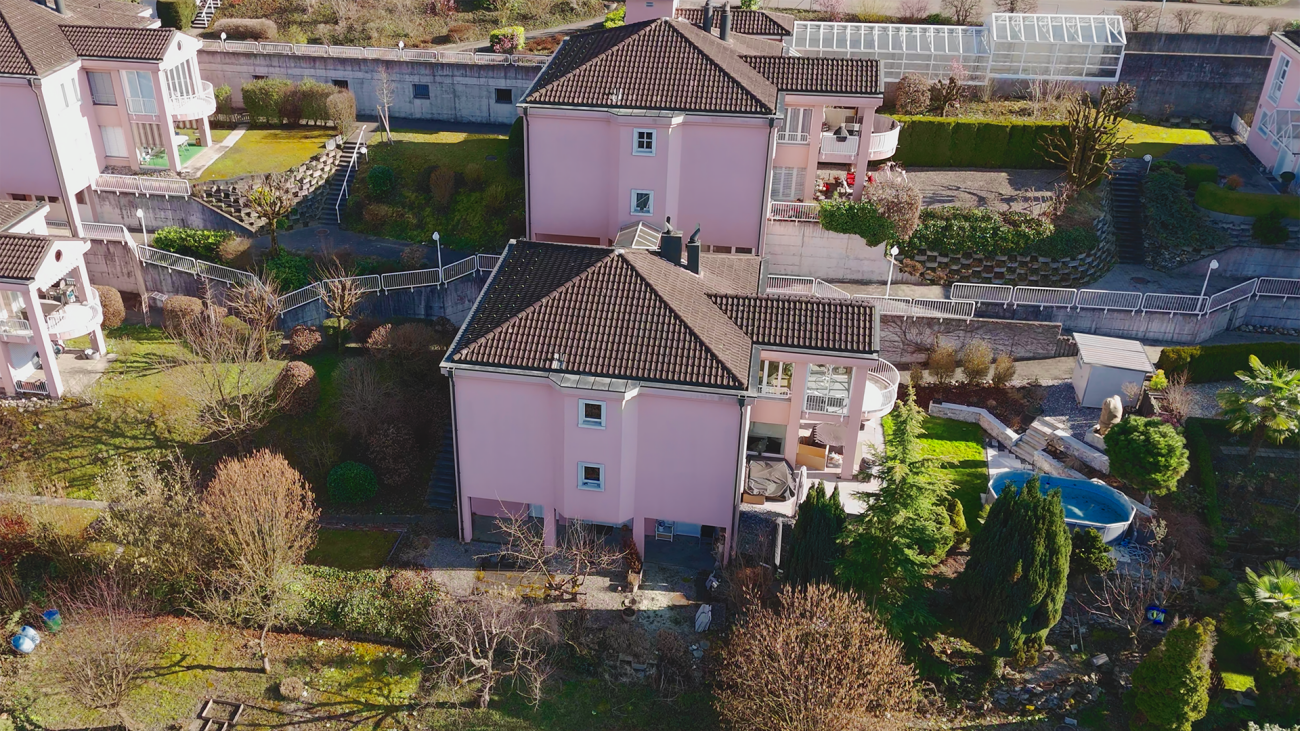 Neuwertige und sehr gepflegte 4.5-Zimmer-Dachwohnung an Hanglage mit Weitblick
