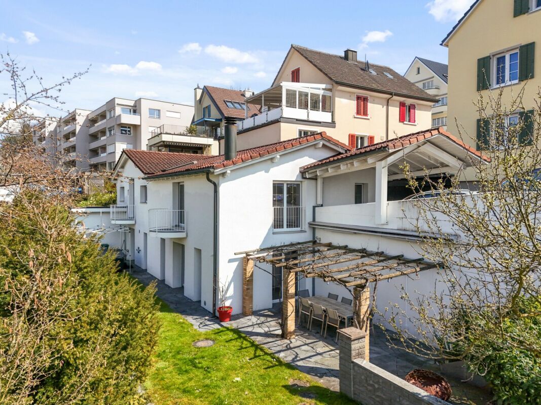 Grosszügiges und gepflegtes einseitig angebautes 5.5-Zimmer-Einfamilienhaus am Fusse des Zugerbergs