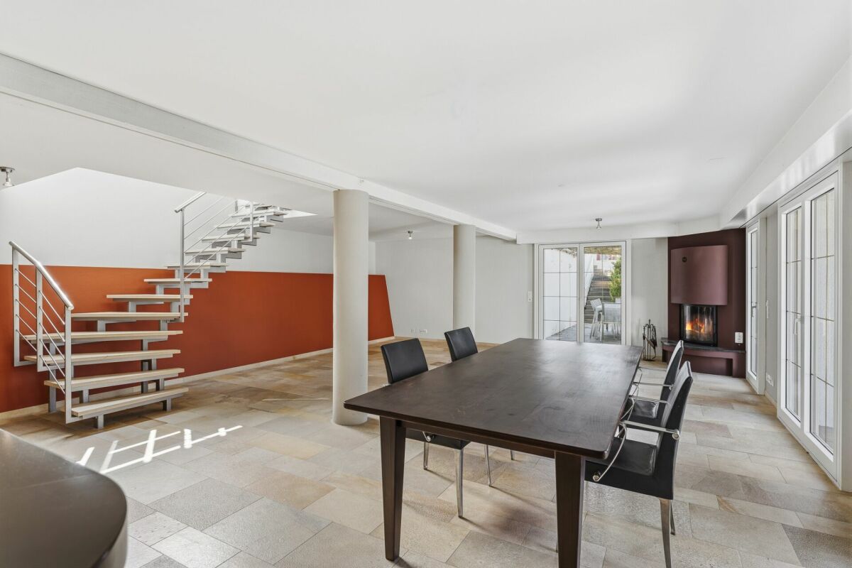 Grosszügiges und gepflegtes einseitig angebautes 5.5-Zimmer-Einfamilienhaus am Fusse des Zugerbergs