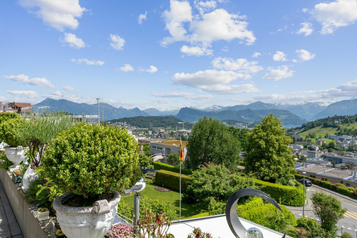 Thronen über den Dächern von Kriens am Sonnenberg - 4.5-Zimmer-Attika-Maisonette-Terrassenwohnung