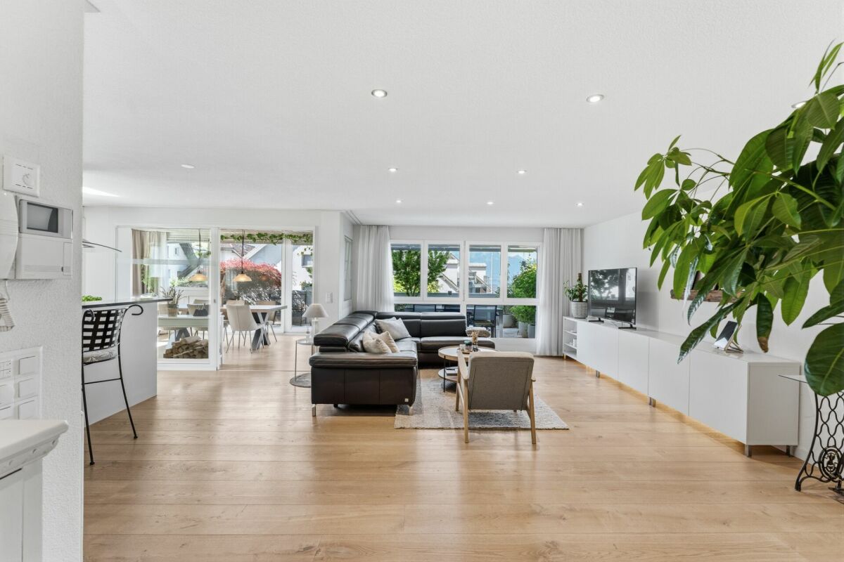 Moderne und gepflegte 4.5-Zimmerwohnung mit grosszügiger Sonnenterrasse in Greppen