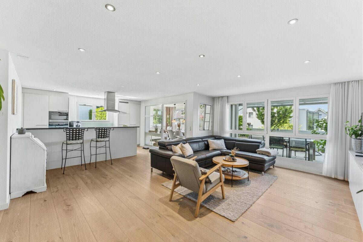 Moderne und gepflegte 4.5-Zimmerwohnung mit grosszügiger Sonnenterrasse in Greppen