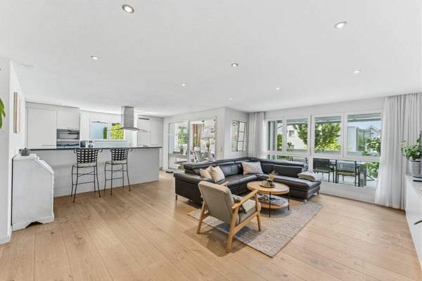 Moderne und gepflegte 4.5-Zimmerwohnung mit grosszügiger Sonnenterrasse in Greppen 1