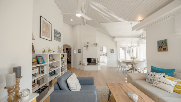 Neuwertige und sehr gepflegte 4.5-Zimmer-Dachwohnung an Hanglage mit Weitblick