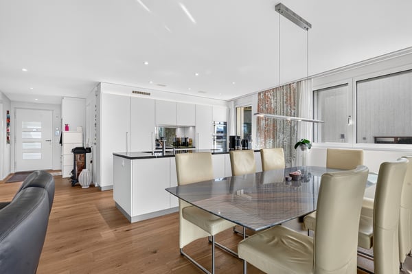 Toplage: Gesamthaus mit 6.5 & 3.5 Zimmer 12