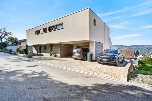 Toplage: Gesamthaus mit 6.5 & 3.5 Zimmer 9