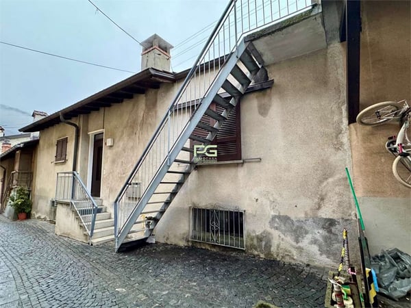 Casa plurifamiliare + stalla 6