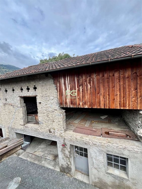 Casa plurifamiliare + stalla 7