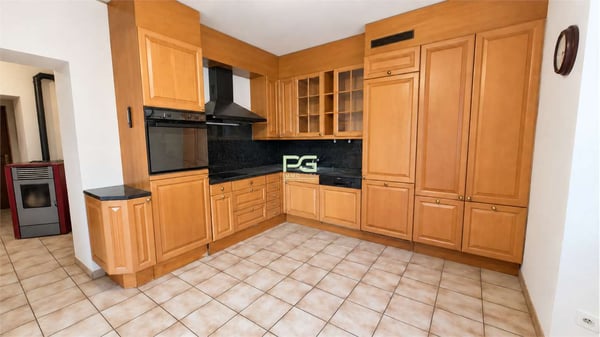 Casa bifamiliare con giardino in ottima posizione 5