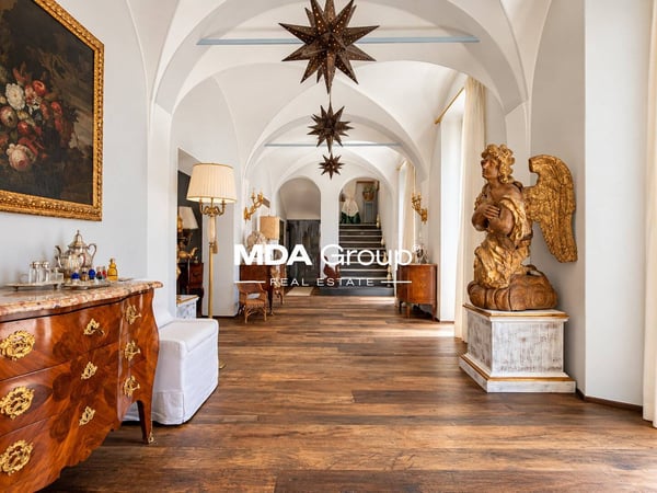 Villa - Curio 10