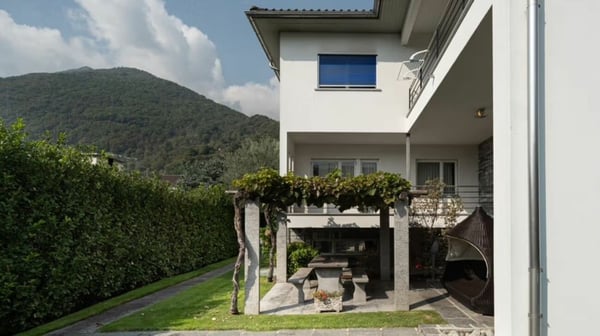 Splendida bifamigliare con piscina - Sementina 11