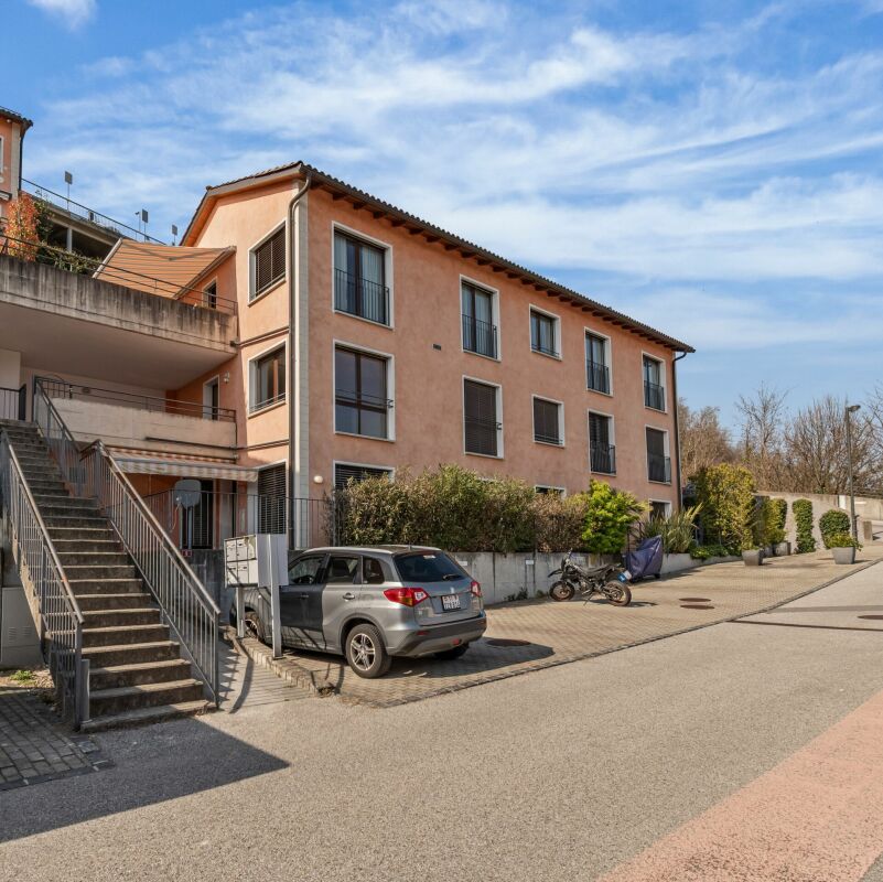 Elegante appartamento 3.5 locali con vista lago a Vernate