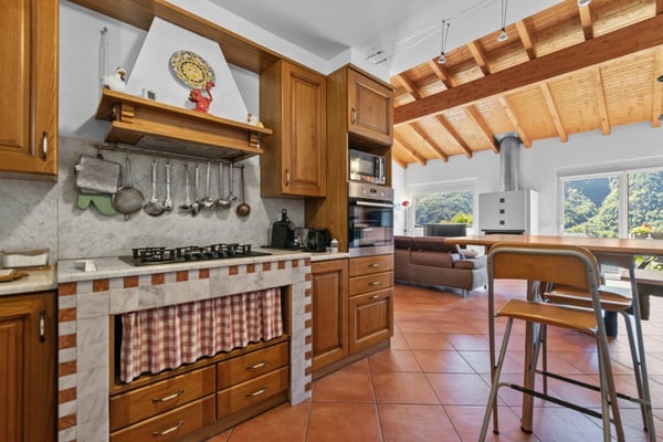 Vivi la bellezza di Capolago: casa con vista mozzafiato sul lago 9