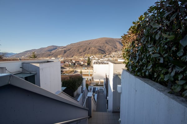 Oasi di prestigio a 10 minuti dal centro di Lugano: Moderno 3.5 locali con ampio giardino 3