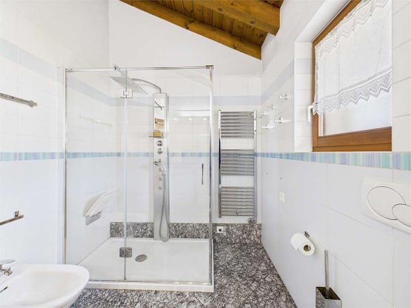 Caratteristica villa con dépendance a Lodrino 10