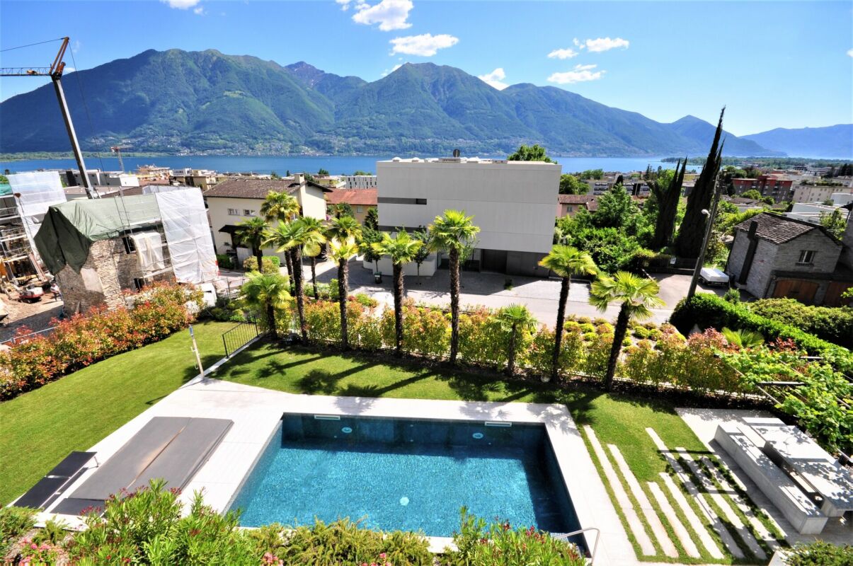 Luxuriöse 2.5 Zimmerwohnung mit Seesicht, grosser Sonnenterrasse, Schwimmbad und Wellnessbereich