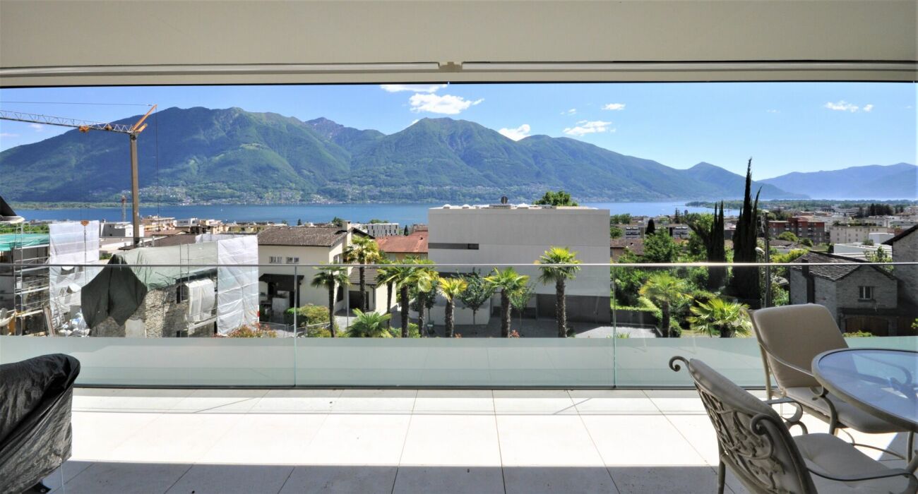 Luxuriöse 2.5 Zimmerwohnung mit Seesicht, grosser Sonnenterrasse, Schwimmbad und Wellnessbereich