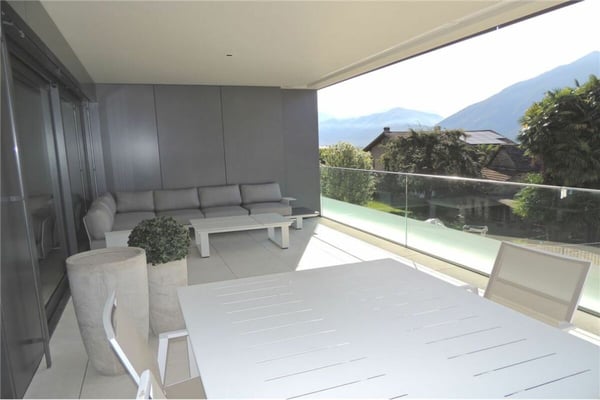 Luxuriöse 2.5 Zimmerwohnung mit Seesicht, grosser Sonnenterrasse, Schwimmbad und Wellnessbereich 3