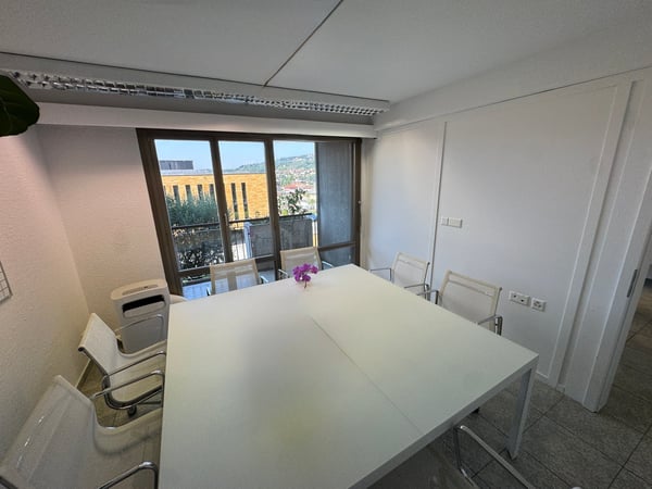 Mendrisio Centro – Ufficio luminoso con balconi, cantina e DUE POSTI AUTO in autorimessa 8