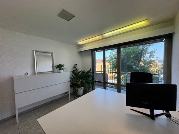 Mendrisio Centro – Ufficio luminoso con balconi, cantina e DUE POSTI AUTO in autorimessa 5