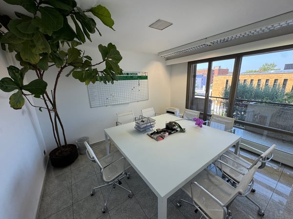 Mendrisio Centro – Ufficio luminoso con balconi, cantina e DUE POSTI AUTO in autorimessa 7