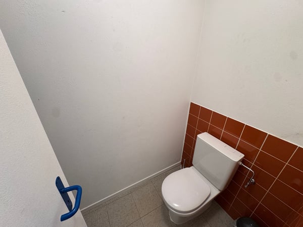 Mendrisio Centro – Ufficio luminoso con balconi, cantina e DUE POSTI AUTO in autorimessa 11