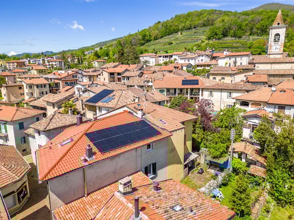 Arzo abitazione unifamiliare IN PERFETTO STATO. Possibilità di terreno edificabile di 720 mq circa 50