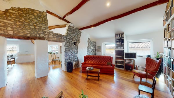 Arzo abitazione unifamiliare IN PERFETTO STATO. Possibilità di terreno edificabile di 720 mq circa 33