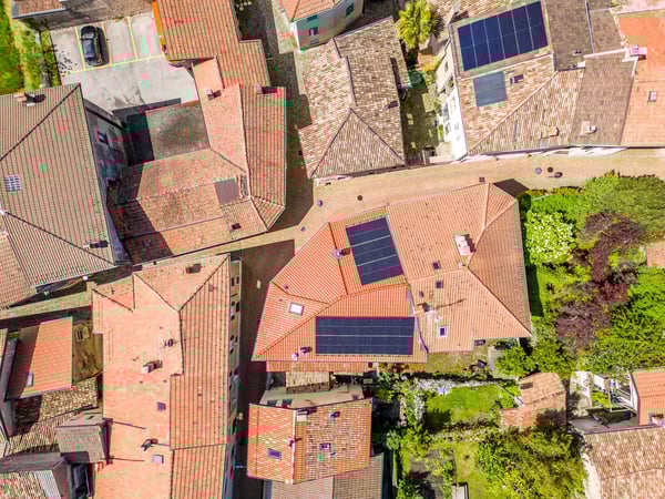 Arzo abitazione unifamiliare IN PERFETTO STATO. Possibilità di terreno edificabile di 720 mq circa 52