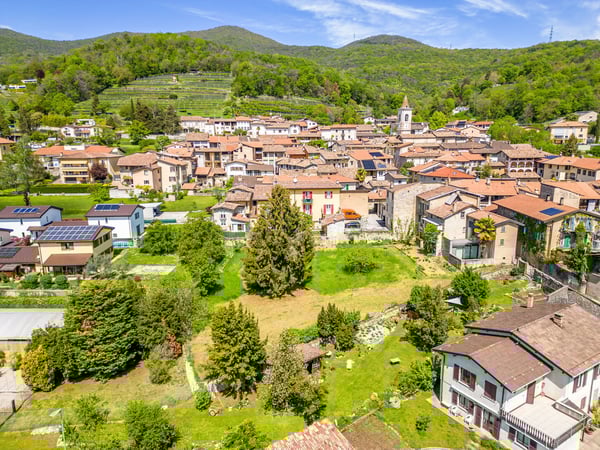Arzo abitazione unifamiliare IN PERFETTO STATO. Possibilità di terreno edificabile di 720 mq circa 54