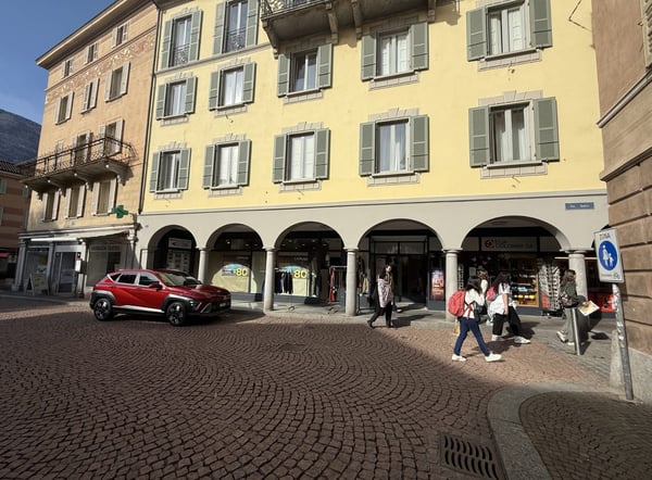 Negozio con vetrine nel cuore di Bellinzona 2