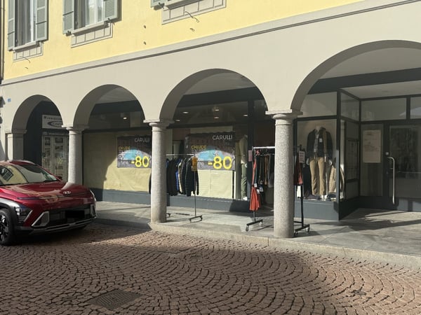 Negozio con vetrine nel cuore di Bellinzona 1