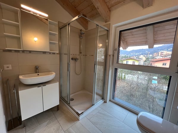 Moderno attico con tetto a vista a Cadro - POSTO AUTO 10