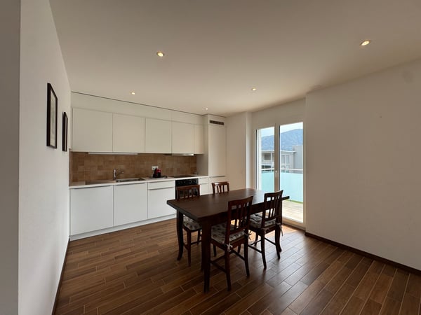 Caslano – Ultimo piano con vista e doppi terrazzi, a due passi dal lago 17