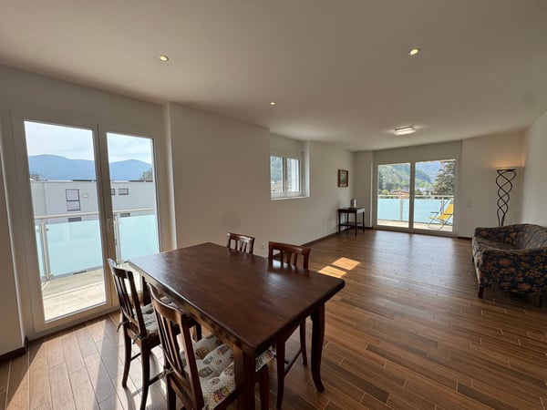 Caslano – Ultimo piano con vista e doppi terrazzi, a due passi dal lago 15