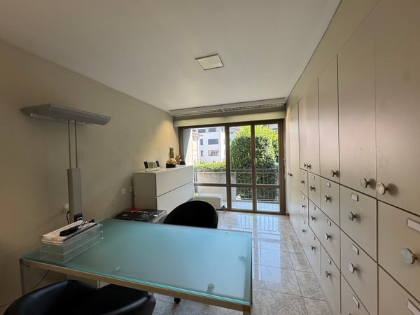 Mendrisio Centro – Ufficio luminoso con balconi, cantina e DUE POSTI AUTO in autorimessa 2