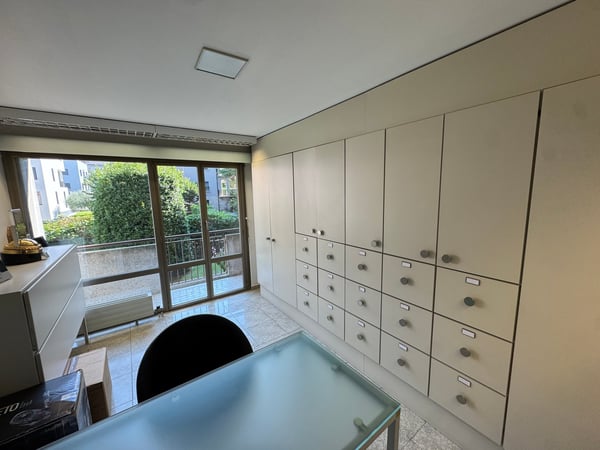 Mendrisio Centro – Ufficio luminoso con balconi, cantina e DUE POSTI AUTO in autorimessa 1