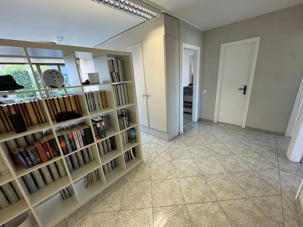 Mendrisio Centro – Ufficio luminoso con balconi, cantina e DUE POSTI AUTO in autorimessa 3