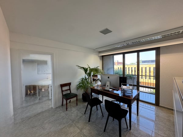 Mendrisio Centro – Ufficio luminoso con balconi, cantina e DUE POSTI AUTO in autorimessa 6