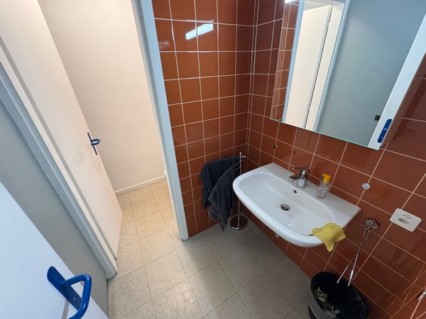 Mendrisio Centro – Ufficio luminoso con balconi, cantina e DUE POSTI AUTO in autorimessa 10