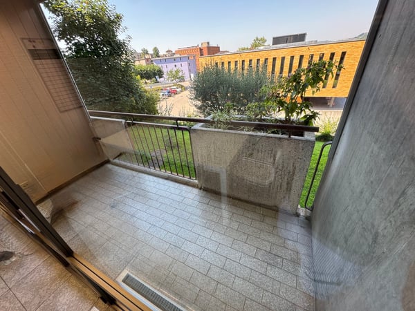 Mendrisio Centro – Ufficio luminoso con balconi, cantina e DUE POSTI AUTO in autorimessa 9