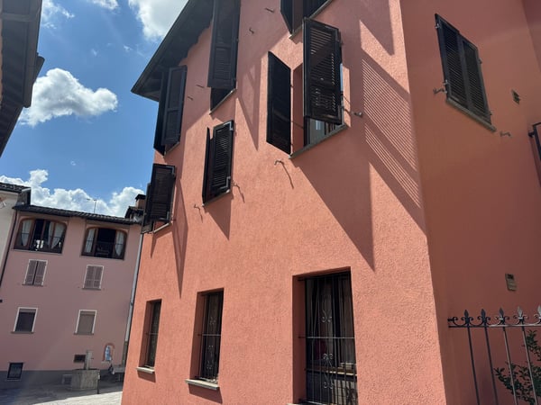 Affascinante appartamento di 1.5 locali nel cuore di Vezia in casa storica 3