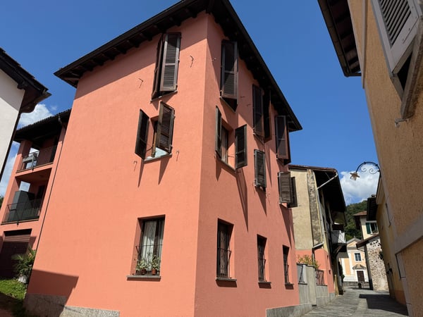 Affascinante appartamento di 1.5 locali nel cuore di Vezia in casa storica 2