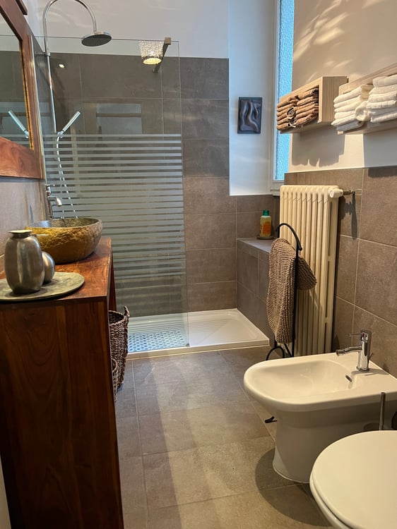 Chiasso, elegante e recente ufficio con posto auto coperto 8