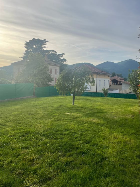 Una villa liberty in centro a Mendrisio con giardino box doppio più posti auto 25