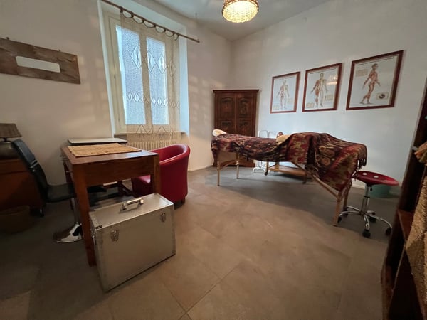 Chiasso, elegante e recente ufficio con posto auto coperto 2