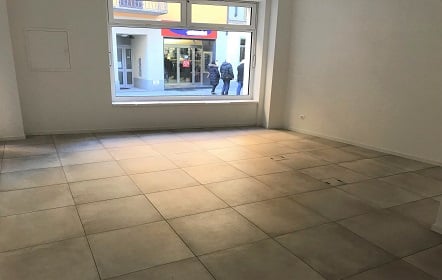 Mendrisio nel pieno centro in edificio in stile totalmente ristrutturato DUE uffici / negozi 1