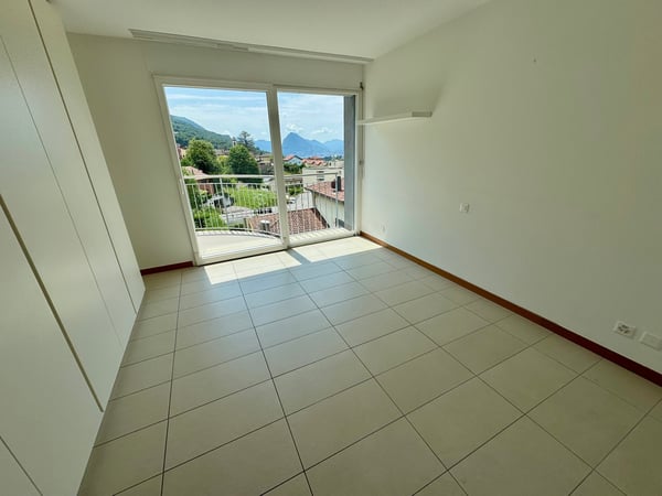 CADRO – ELEGANTE RESIDENZA CON GIARDINO PRIVATO, GARAGE DOPPIO E VISTA PANORAMICA 17