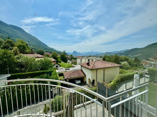 CADRO – ELEGANTE RESIDENZA CON GIARDINO PRIVATO, GARAGE DOPPIO E VISTA PANORAMICA 3