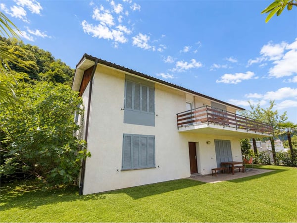 Villa bifamiliare con vista aperta e importante potenziale edificatori 3